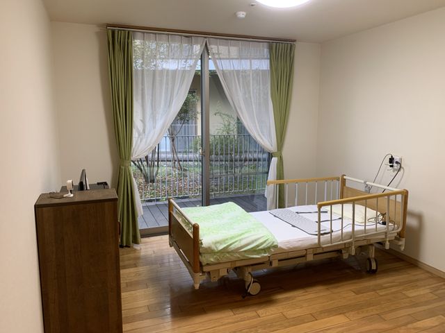 シンプルな個室の居室 居室 窓から自然光がたっぷり入る、落ち着いた個室です。落ち着いた環境で日々を過ごせます。