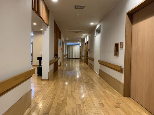 落ち着いた雰囲気の廊下