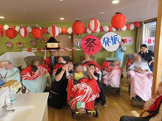 和やかな祭りの様子