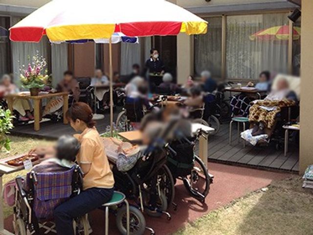 日差しのテラス空間 テラス 日陰でリラックスしながら、外の空気を楽しむことができるテラスです。