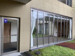 明るい大きな窓の廊下