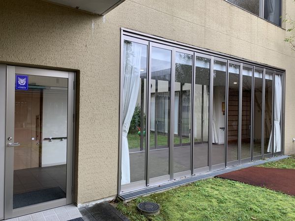 明るい大きな窓の廊下