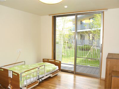 明るい居室とベッド