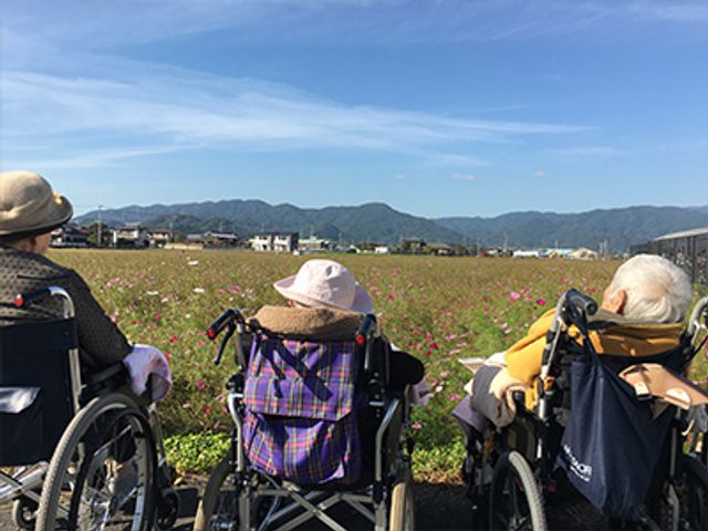 車椅子で庭を楽しむ方々