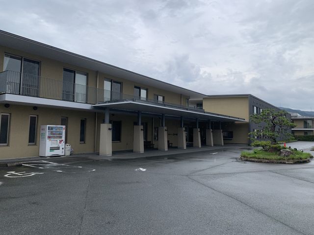 広々としたエントランス エントランス 雨の日でも安心して利用できる、広々とした車寄せがある入り口です。