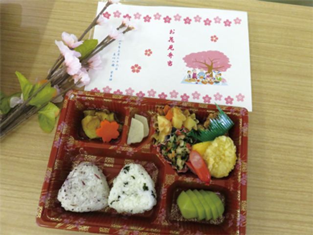 春の彩り豊かな食事 料理 彩り豊かで栄養バランスを考えた食事を提供しており、季節の変わり目も楽しめます。