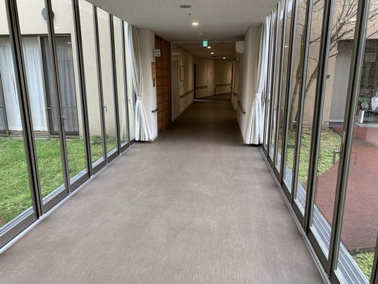自然光の入る廊下