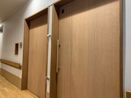 木製のドアがある廊下