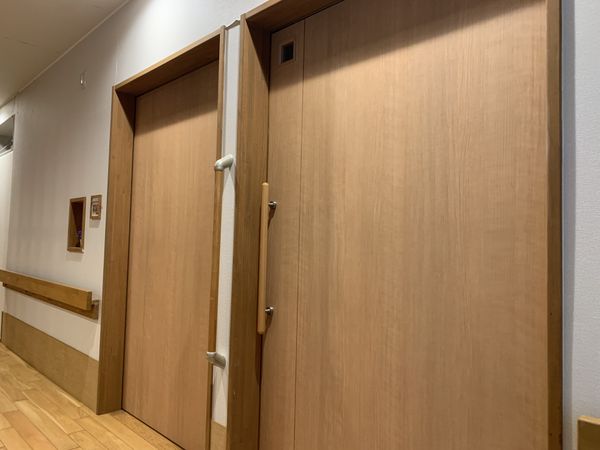 木製のドアがある廊下