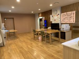 温かい色調の広間