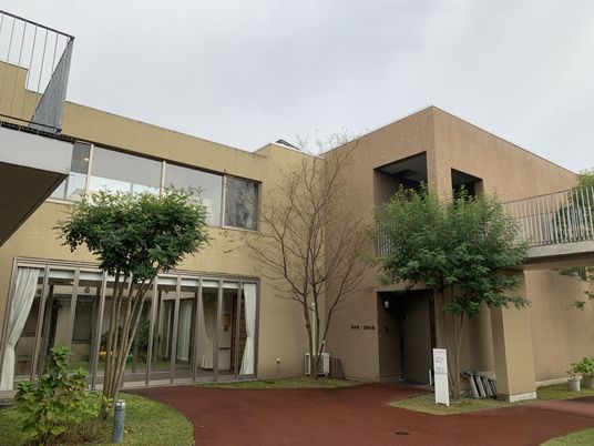 緑に囲まれた建物外観
