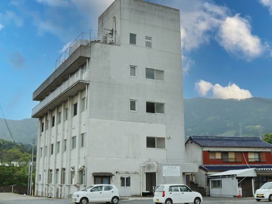 白い建物の外観  