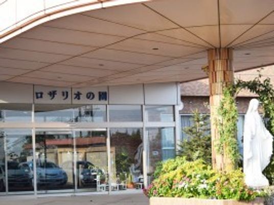 施設のエントランス  