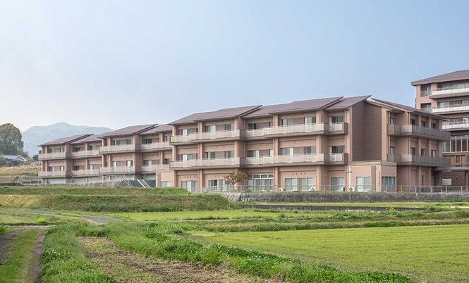 自然に囲まれた建物外観