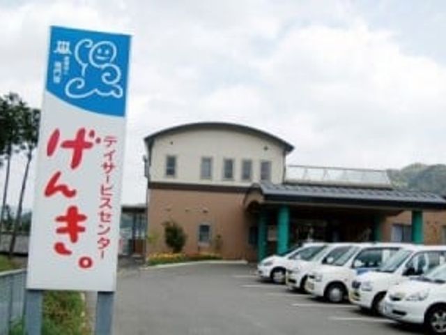 駐車場が見える建物 外観 施設の外観は安全で快適です。広い駐車スペースがあります。