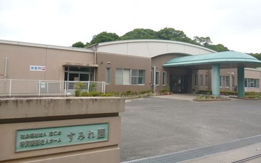 落ち着いた外観の建物