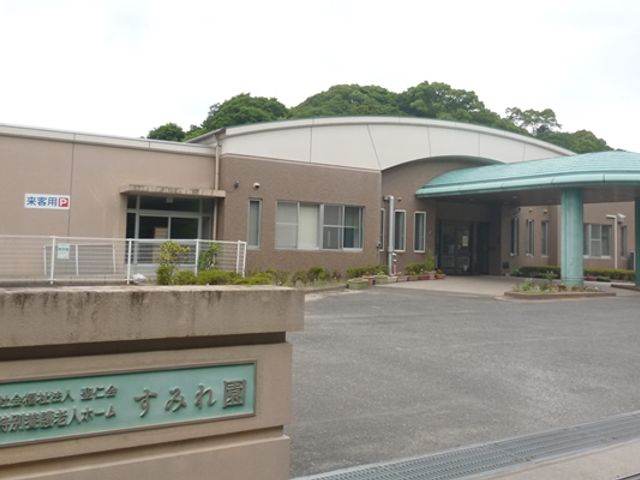 落ち着いた外観の建物 外観 緑豊かな環境に囲まれた施設です。穏やかな雰囲気が漂い、働く環境としても魅力的です。