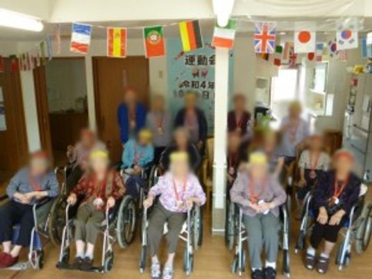 人々が集まる多目的室