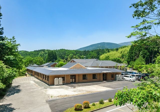 緑豊かな風景の外観 外観 自然環境に囲まれた建物です。四季折々の風景を楽しみながら働くことができます。