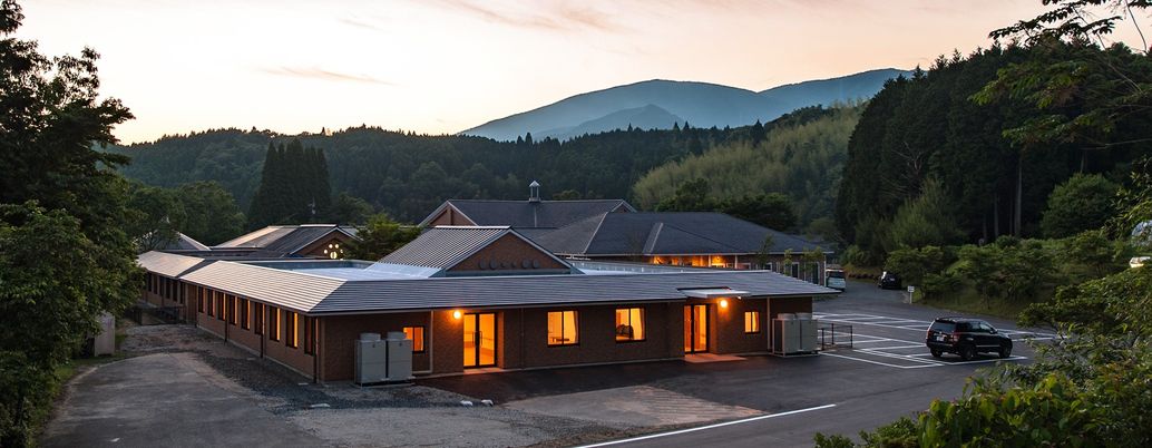 夕暮れ時の大きな建物の外観