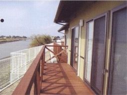 川沿いの明るいバルコニー
