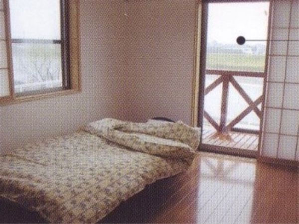 居室の洋室ベッドと窓