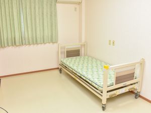 シンプルな居室の一角