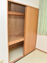 収納豊富な木製クローゼット
