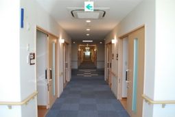 明るく清潔な廊下