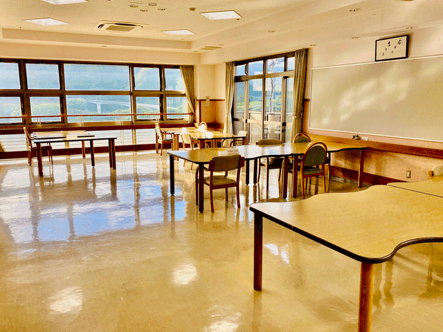 自然光が差し込む多目的室 多目的室 広々とした多目的室です。自然光がたっぷり入り、明るく快適な空間が広がっています。