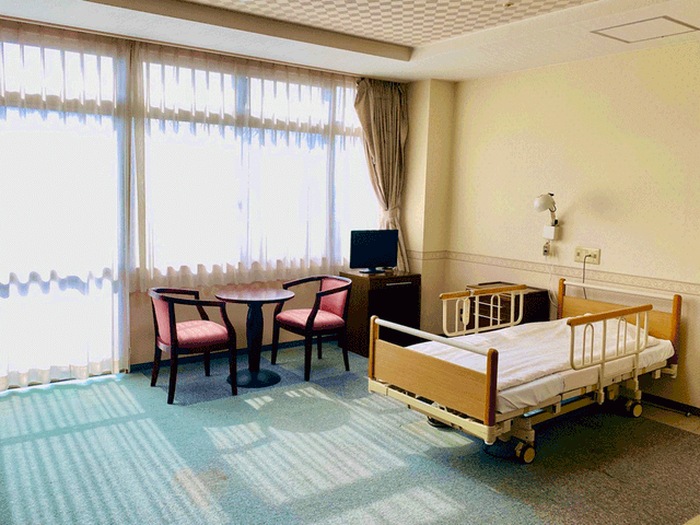 明るい個室の居室 居室 明るい自然光が差し込む居室です。コンパクトながら快適なプライベート空間が保たれています。