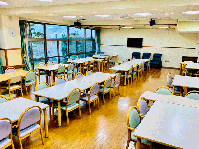 自然光の多目的室 多目的室 大きな窓から自然光が差し込む明るい空間です。就業環境として快適にお過ごしいただけます。