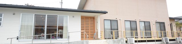 幅広い出入口のラウンジ
