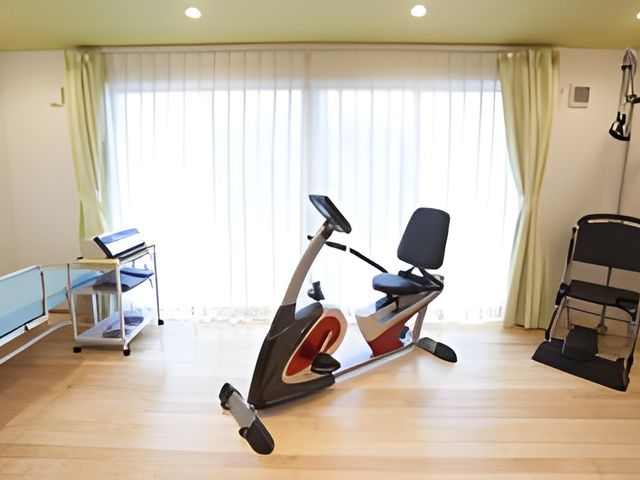運動器具がある部屋 ジム 自然光が差し込むジムは明るく快適な空間です。リハビリやトレーニングがしやすくなっています。