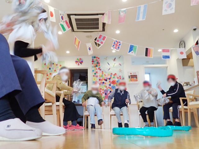 にぎやかな多目的室 多目的室 国旗が飾られた明るい空間で、利用者が楽しく過ごせる多目的室です。賑やかな雰囲気が広がります。