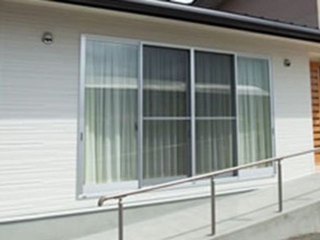 外観の窓と手すり 外観   大きな窓から光が入りやすい、明るい雰囲気の外観です。手すり付きのスロープがあり、出入りしやすそうです。