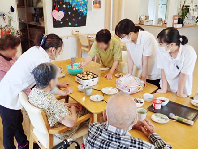 温かい雰囲気のダイニングルーム ダイニングルーム 温かい雰囲気が漂う広々としたダイニングルームです。スタッフと共にテーブルを囲み、楽しいひとときを過ごせます。