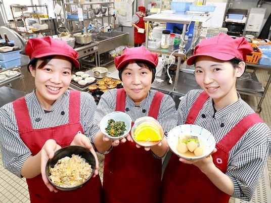 調理中のスタッフの厨房  