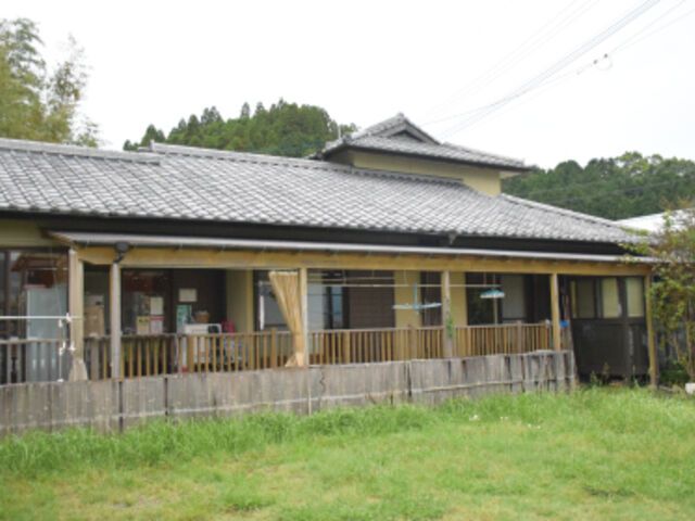 広々とした建物 外観 開放的な外観が特徴の施設です。木のぬくもりが感じられます。