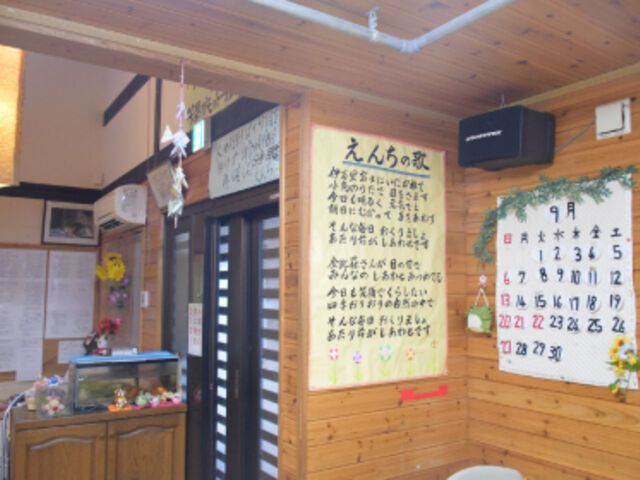 掲示物のある場所 掲示物 掲示物が豊富に貼られた部屋で、スケジュールやメッセージを確認しやすく工夫されています。