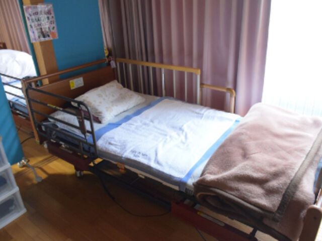 日当たりの良い居室ベッド 居室 自然光が差し込む、快適なベッドが配置されています。居心地の良さを実感できます。