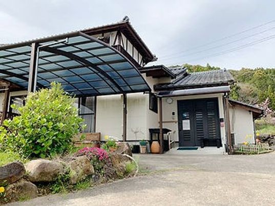 庭先に続く外観