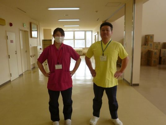 廊下に立つ職員  