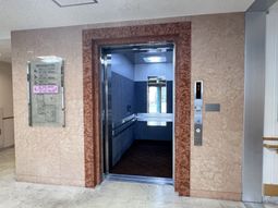 広々とした明るいエレベーター