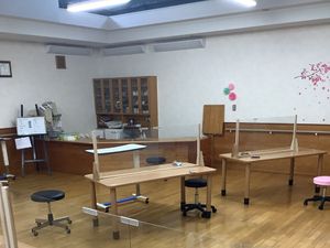 木製机並ぶ機能訓練室  