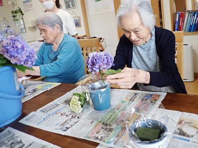 高齢者が工作活動中