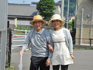 笑顔の利用者とスタッフ