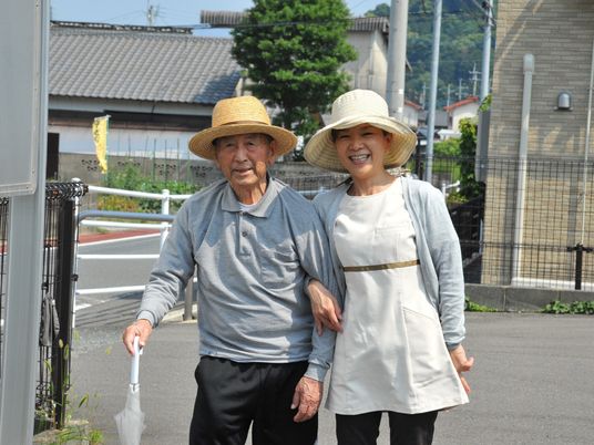 笑顔の利用者とスタッフ