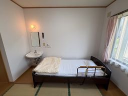 明るい居室の洗面台  