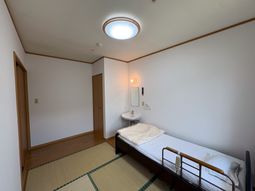 和室の居室と洗面台  